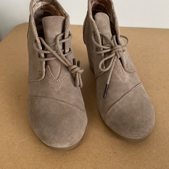 Toms Tan Wedges. Size 8 - Picture 4 of 10